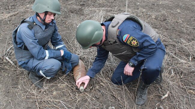 Саперы ЛНР нашли в поле боевую часть снаряда РСЗО Ураган