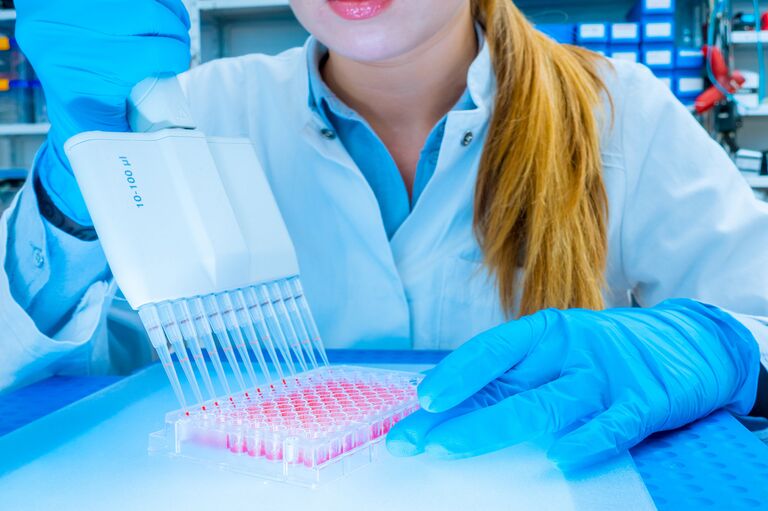 Ученый делает тест в лаборатории