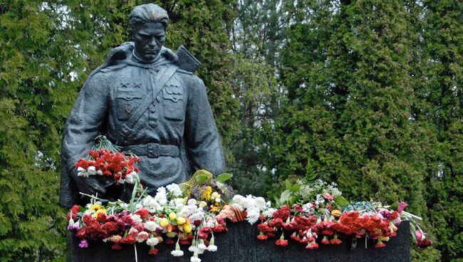 Памятник Воину-освободителю на военном кладбище Таллина Памятник Воину-освободителю на военном кладбище Таллина