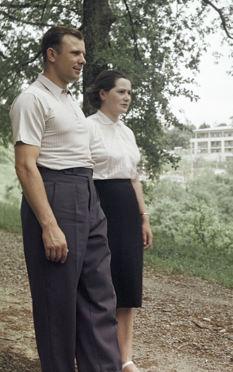 Летчик-космонавт Юрий Гагарин с женой Валентиной на отдыхе в Сочи