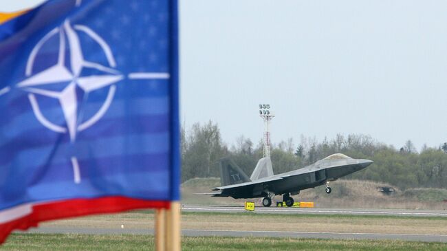 Истребитель ВВС США F-22 Raptor на авиабазе Зокняй, Литва