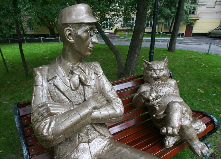 Памятник героям романа Булгакова Мастер и Маргарита