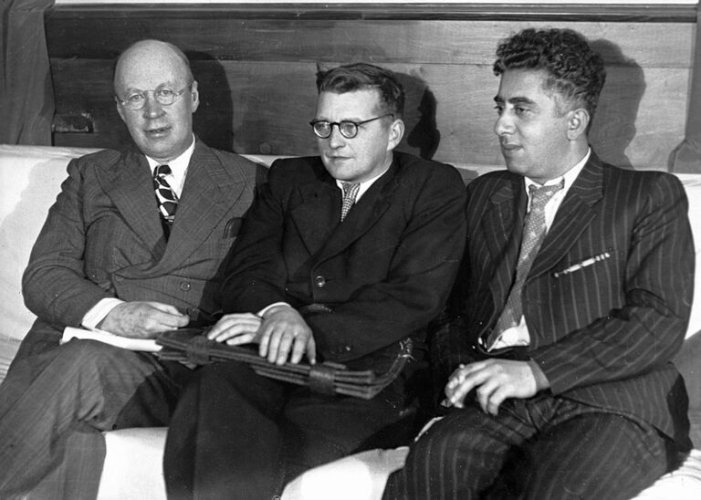 Сергей Прокофьев, Дмитрий Шостакович и Арам Хачатурян. 15.09.1945 Сергей Прокофьев, Дмитрий Шостакович и Арам Хачатурян. 15.09.1945