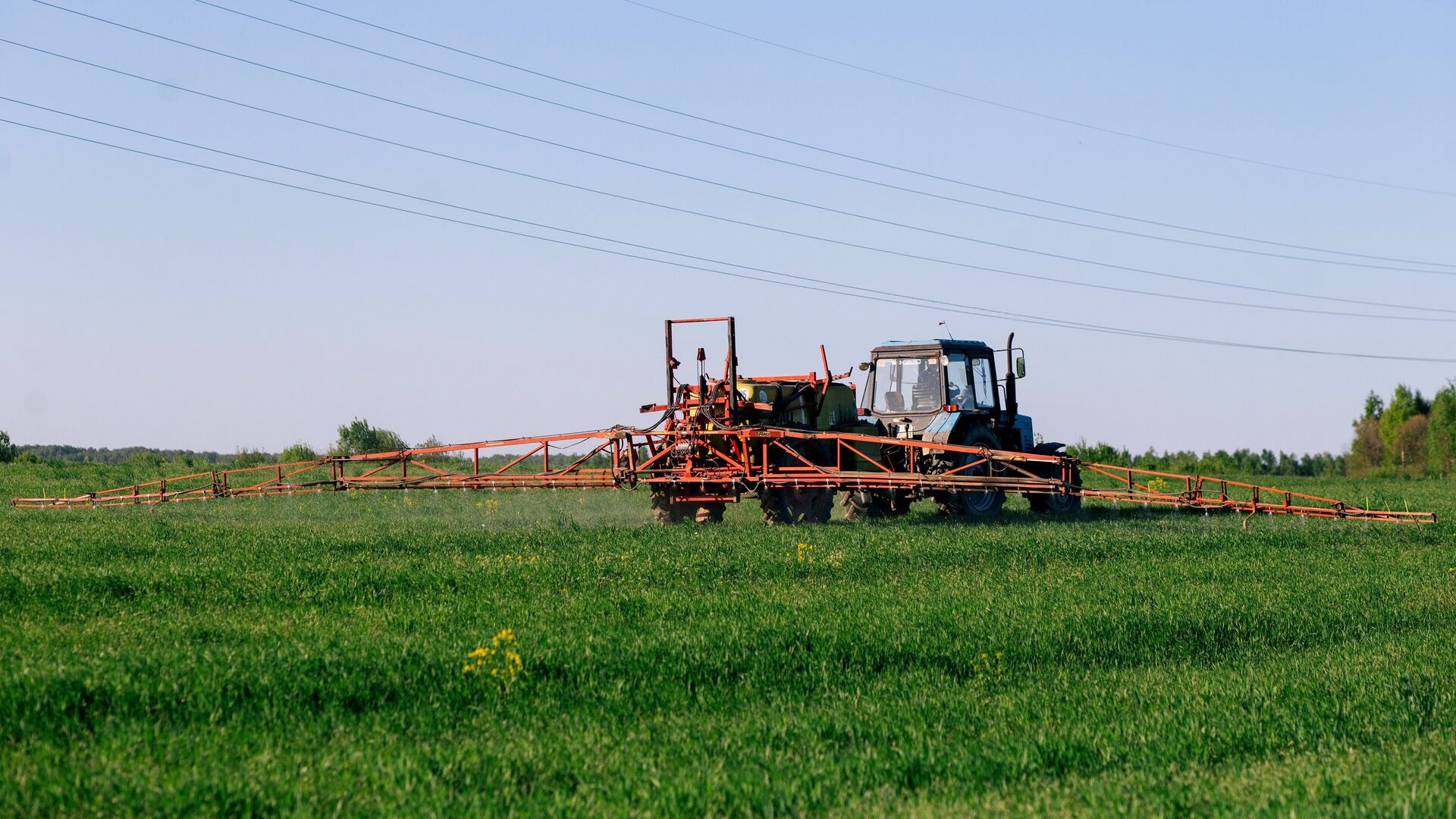 Трактор во время удобрения озимых зерновых культур в колхозе Тейковского района Ивановской области - РИА Новости, 1920, 22.05.2025