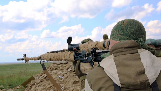 Военнослужащие Народной милиции ЛНР ведут наблюдение на позициях близ линии соприкосновения в Донбассе