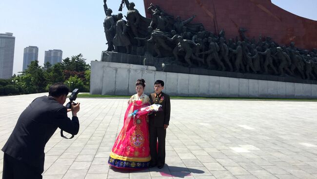 Молодожены по традиции фотографируются на фоне революционных памятников