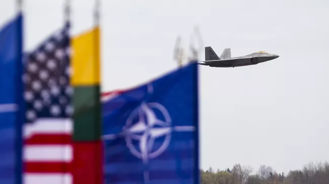 Истребитель ВВС США F-22 Raptor на авиабазе Зокняй, Литва