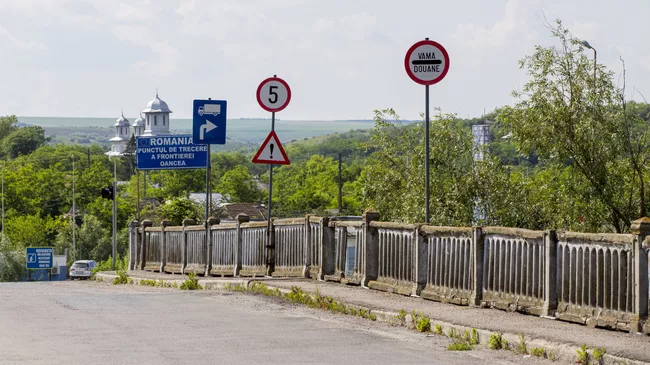 Дорожные указатели на румынской границе. Архивное фото