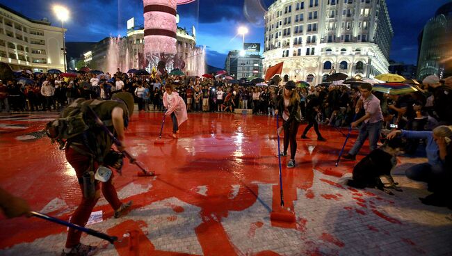 Антиправительственный протест на центральной площади в Скопье, Македония. Июнь 2016