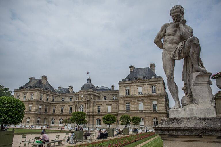 Вид на здание французского сената (верхняя палата парламента) в Париже