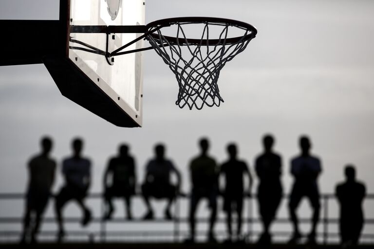 Подростки на баскетбольной площадке в Афинах, Греция