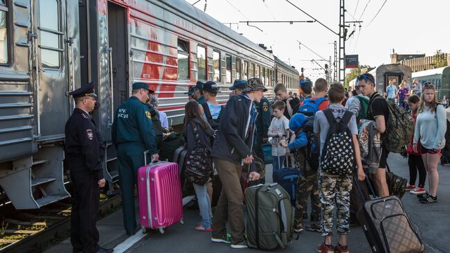 Посадка на поезд детей, эвакуированных из детского лагеря Сямозеро