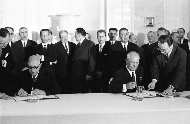 Президент Франции Шарль де Голль и Председатель Президиума Верховного Совета СССР Николай Подгорный во время подписания советско-французской декларации в Москве. Июнь 1966 года 