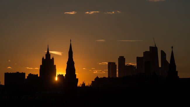 Вид на здание Министерства иностранных дел России, Московский Кремль и Московский международный деловой центр Москва-Сити с Большого Москворецкого моста