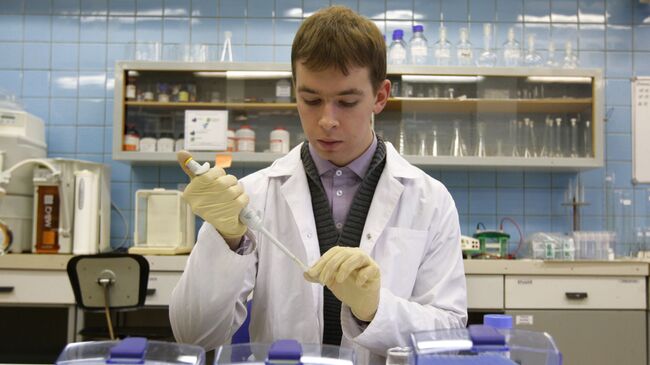 Сотрудник ФГУП Антидопинговый центр работает в лаборатории анализа пептидного допинга