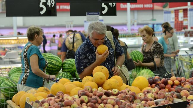 Покупатели в продкутовом магазине