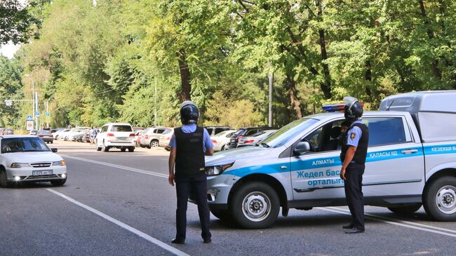 Полицейский автомобиль на одной из улиц в Алма-Ате. Архивное фото