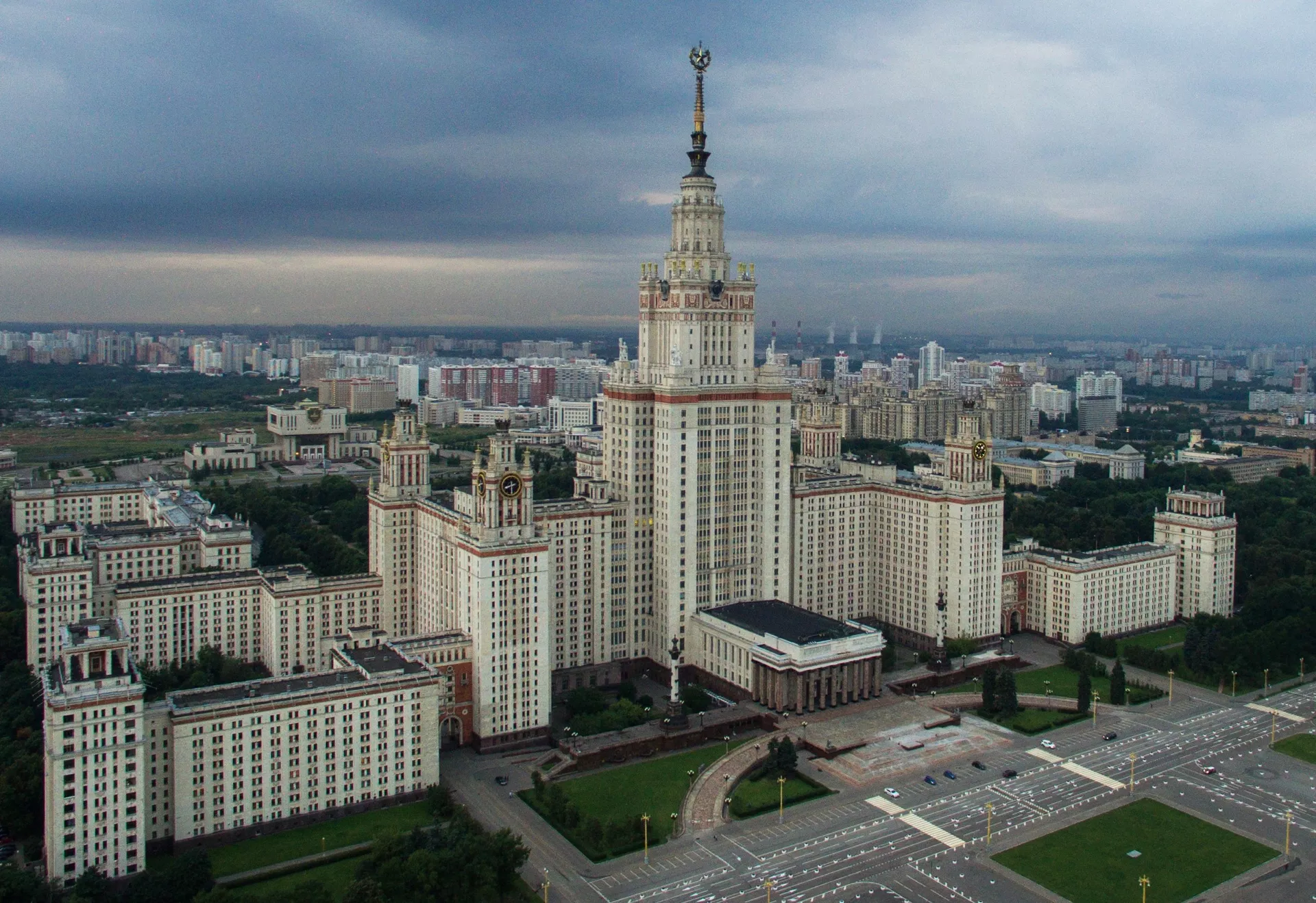 Здание Московского государственного университета имени М.В. Ломоносова в Москве Здание Московского государственного университета имени М.В. Ломоносова в Москве - РИА Новости, 1920, 21.12.2021