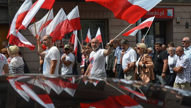 Участники марша памяти жертв Волынской резни в Пшемышле