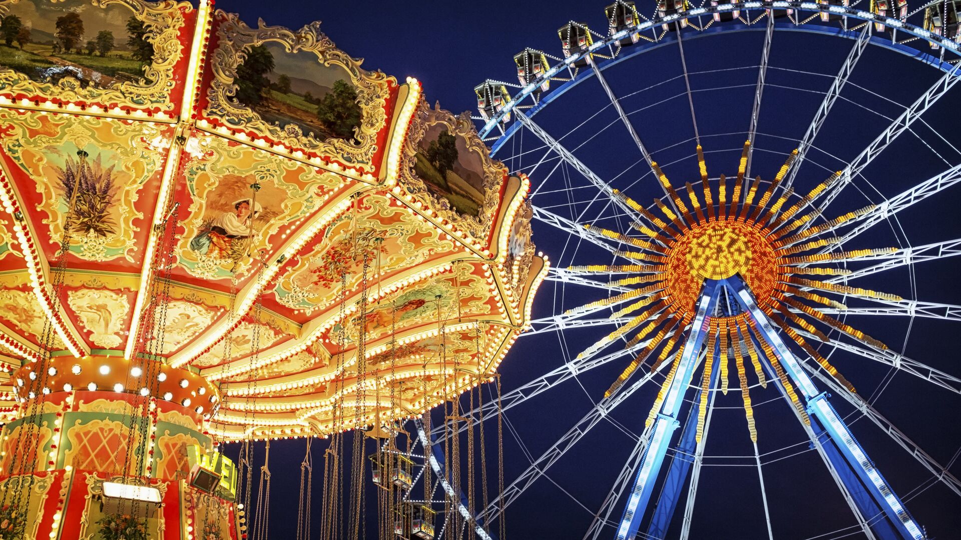Карусель и колесо обозрения в парке аттракционов - РИА Новости, 1920, 12.08.2025