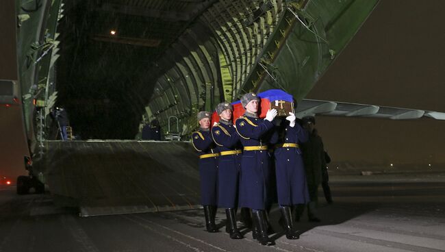 Самолет военно-транспортной авиации Минобороны России доставил из Анкары тело Героя Российской Федерации, командира экипажа Су-24 Олега Пешкова