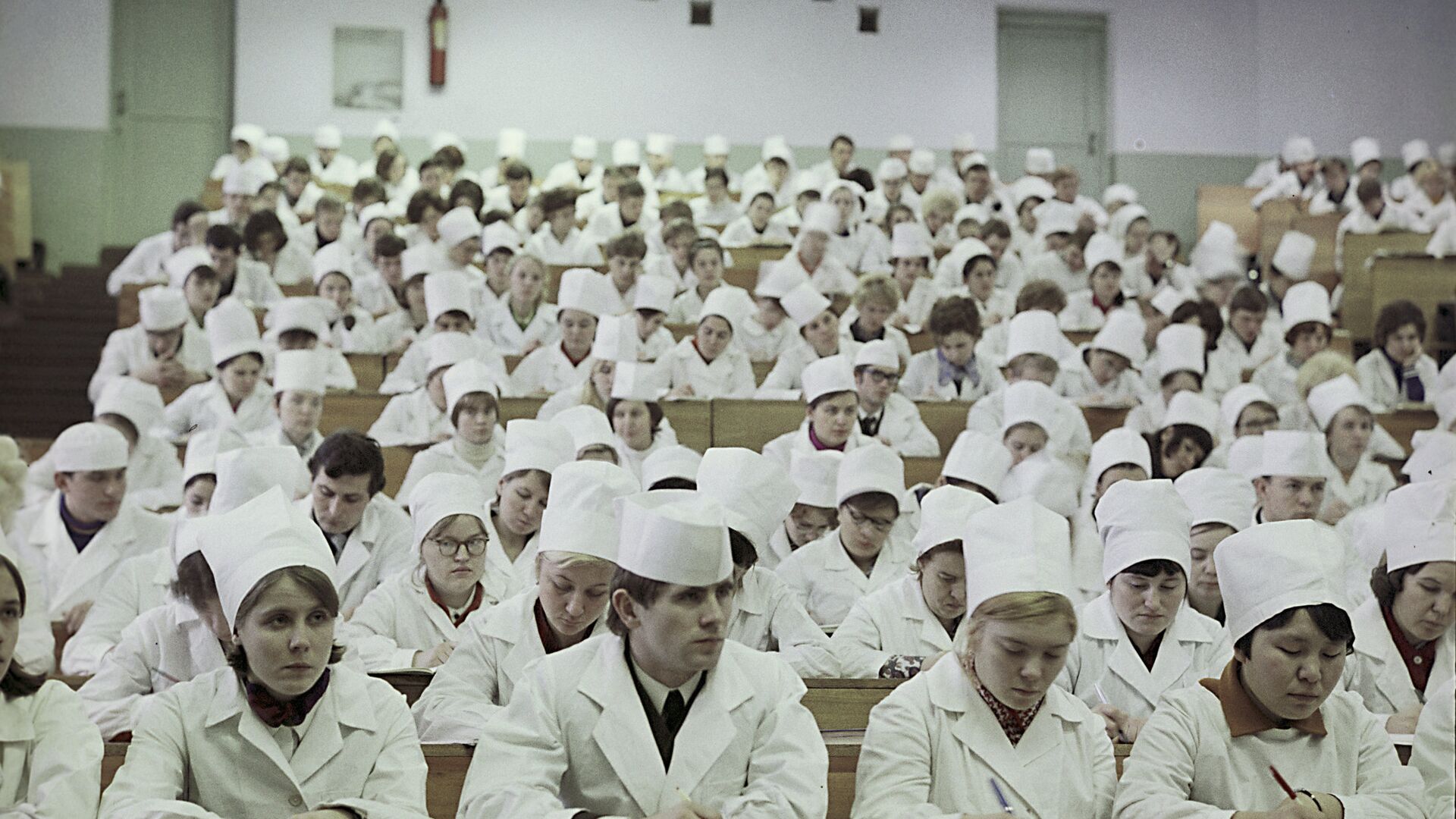 Студенты на лекции в аудитории Красноярского государственного медицинского университета. 1972 год  - РИА Новости, 1920, 08.10.2025