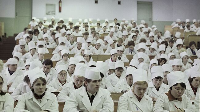 Студенты на лекции в аудитории Красноярского государственного медицинского университета. 1972 год 