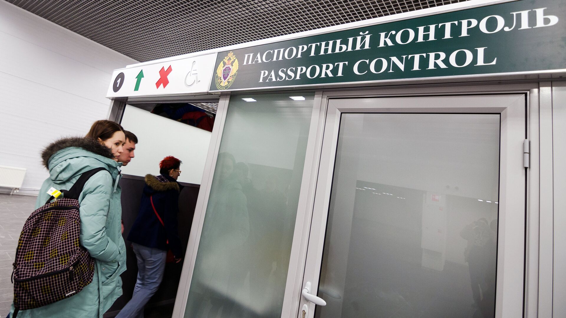 Пассажиры проходят паспортный контроль в Международном аэропорту Жуковский в Московской области - РИА Новости, 1920, 16.10.2025