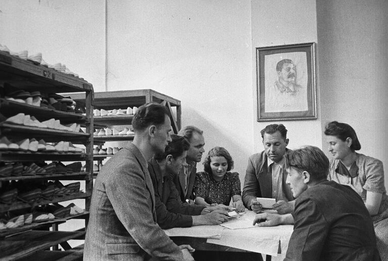 Специалисты обувной фабрики за разработкой новых моделей обуви. Черновцы, Западная Украина