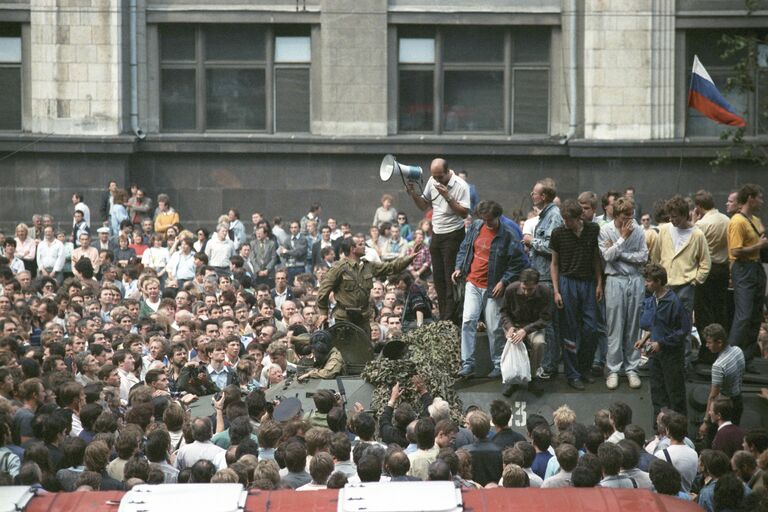Участники митинга на одной из улиц Москвы 19 августа 1991 года 