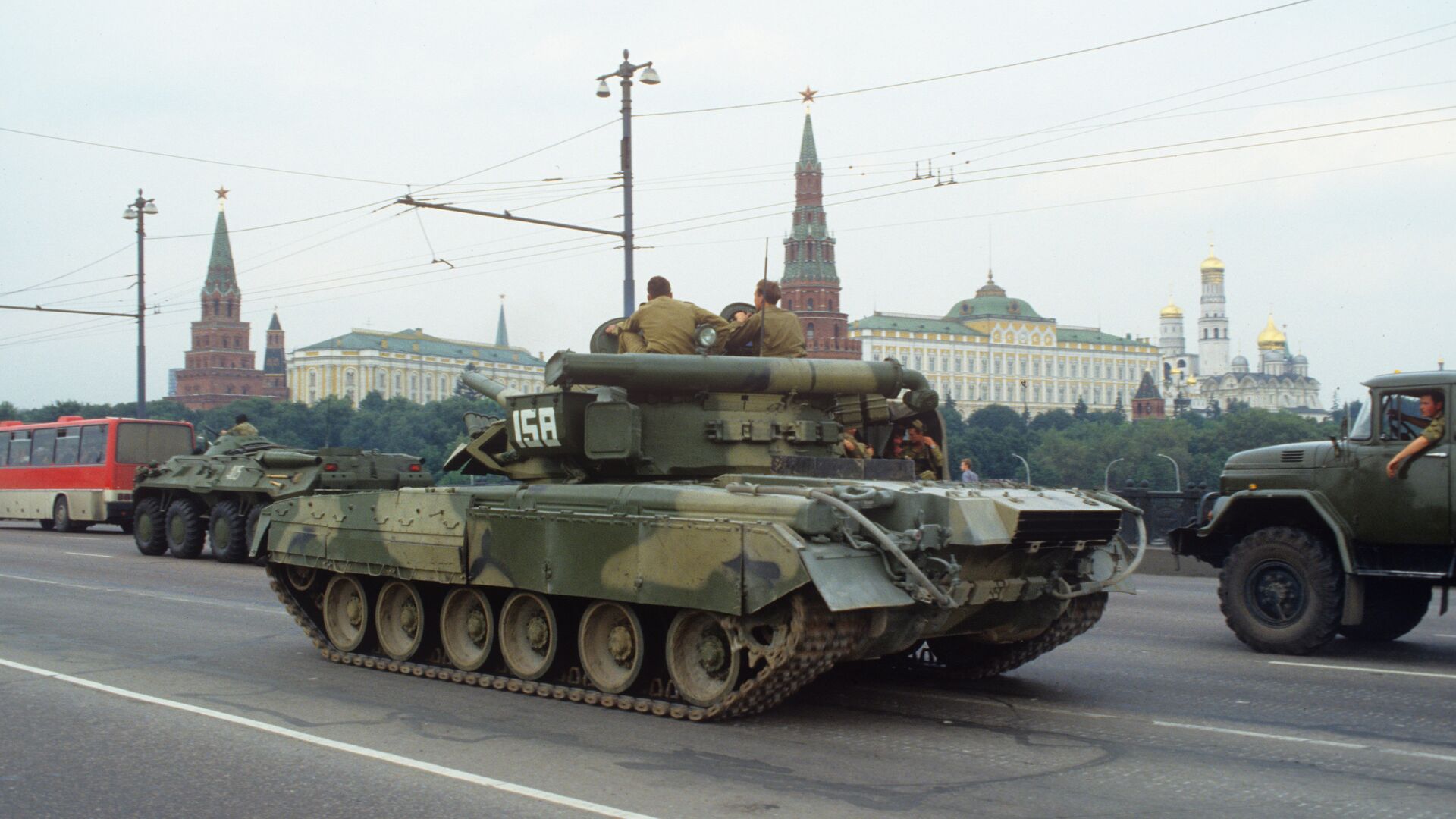 Воинские подразделения и техника на улицах Москвы в дни августовского путча 1991 года - РИА Новости, 1920, 19.08.2021