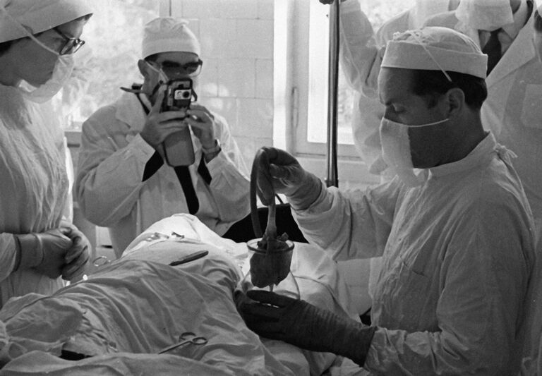 Хирург Владимир Демихов вынимает сердце из сосуда, предназначенное для пересадки другой собаке 