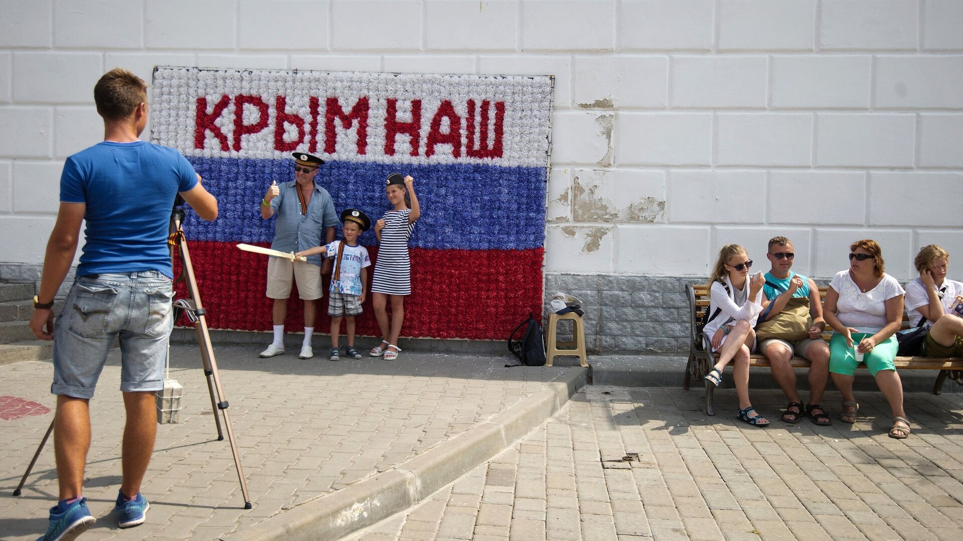 Гости Севастополя фотографируются на набережной города в рамках патриотической акции Бесплатное фото - РИА Новости, 1920, 19.04.2021