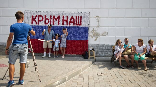 Гости Севастополя фотографируются на набережной города в рамках патриотической акции Бесплатное фото