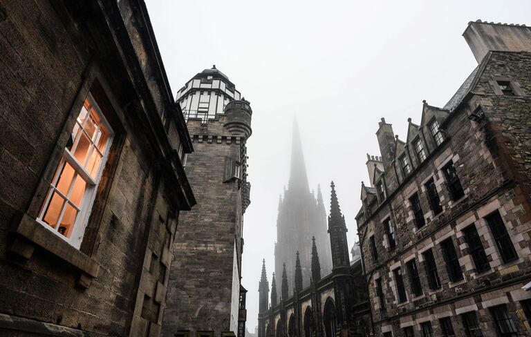 Вид на одну из улиц Эдинбурга Вид на одну из улиц Эдинбурга