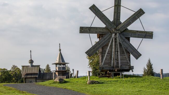 Восьмикрылая ветряная мельница из деревни Волкостров, расположенная на территории государственного историко-архитектурного и этнографического музея-заповедника Кижи на острове Кижи в Карелии