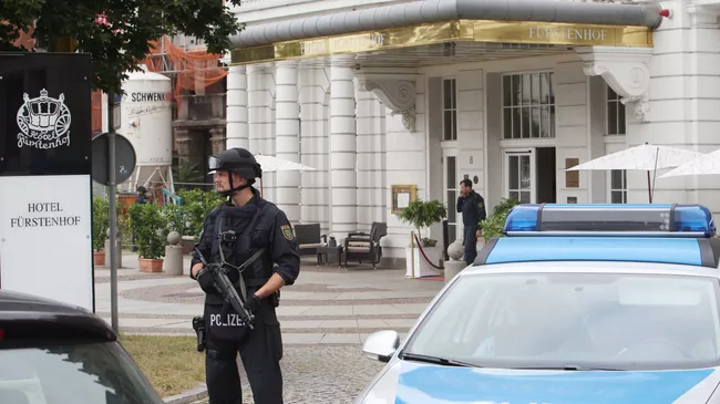 Сотрудники немецкой полиции у здания отеля Fuerstenhof в Лейпциге, Германия. 6 сентября 2016