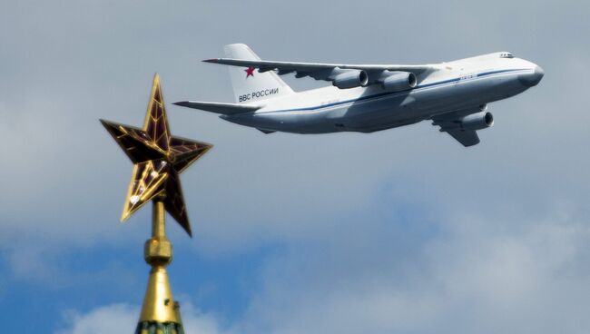 Самолет АН-124-100 во время репетиции воздушной части военного парада в Москве в ознаменование 70-летия Победы в Великой Отечественной войне