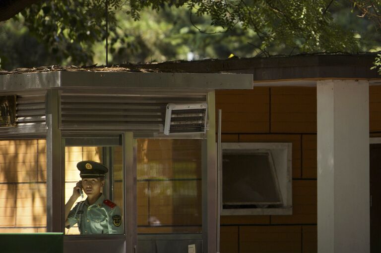 Сотрудники полиции Китая у посольства Северной Кореи в Пекине Сотрудники полиции Китая у посольства Северной Кореи в Пекине