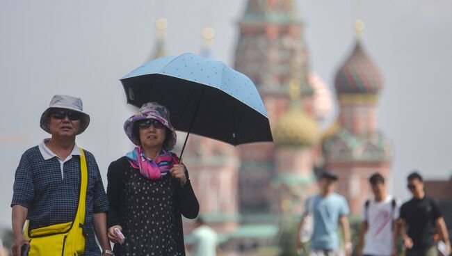 Туристы на Красной площади в Москве