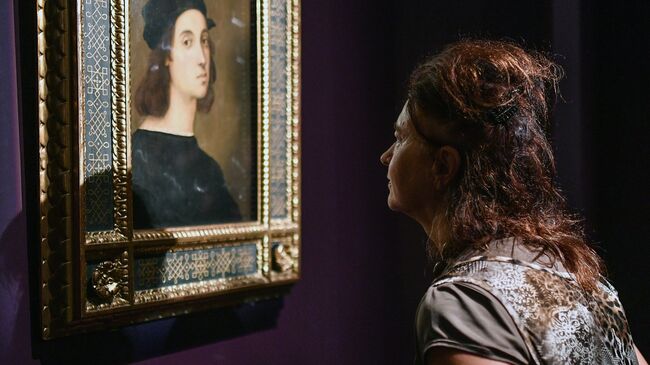 Посетительница у автопортрета художника Рафаэля Санти на открытии выставки Рафаэль. Поэзия образа в ГМИИ им. Пушкина