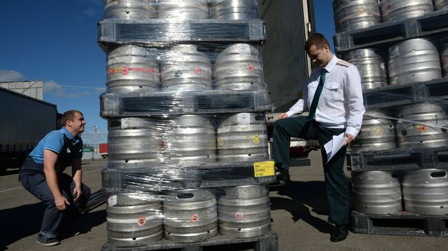 Сотрудник таможенного поста ФТС России досматривает груз. Архивное фото