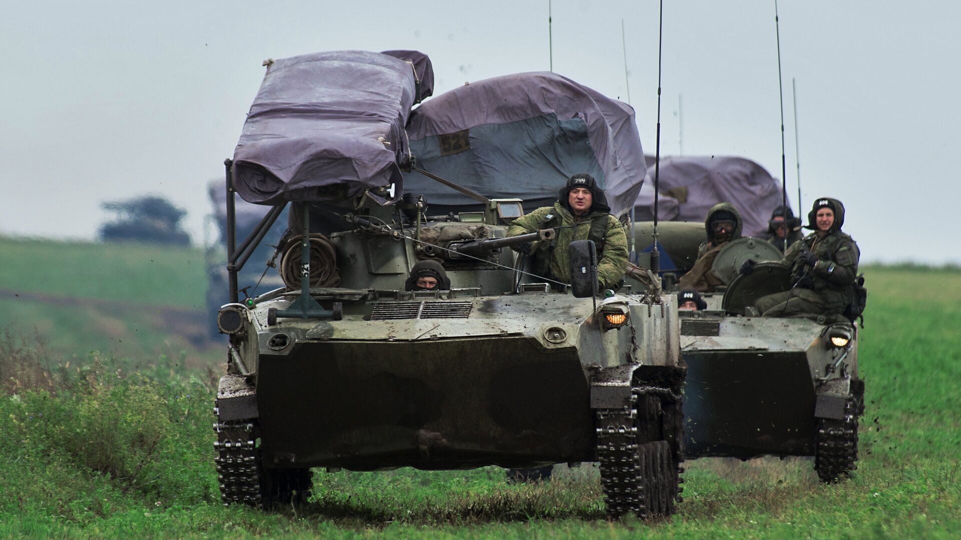 Боевые машины десанта БМД-2 во время марш-броска на аэродром Дягилево во время учений ВДВ в Рязанской области - РИА Новости, 1920, 02.11.2021