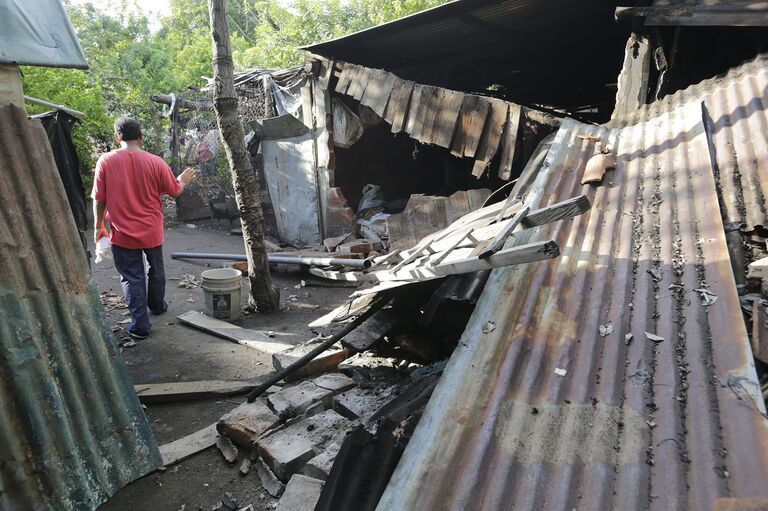 Житель в разрушенном в результате землетрясения доме, Никарагуа, сентябрь 2016