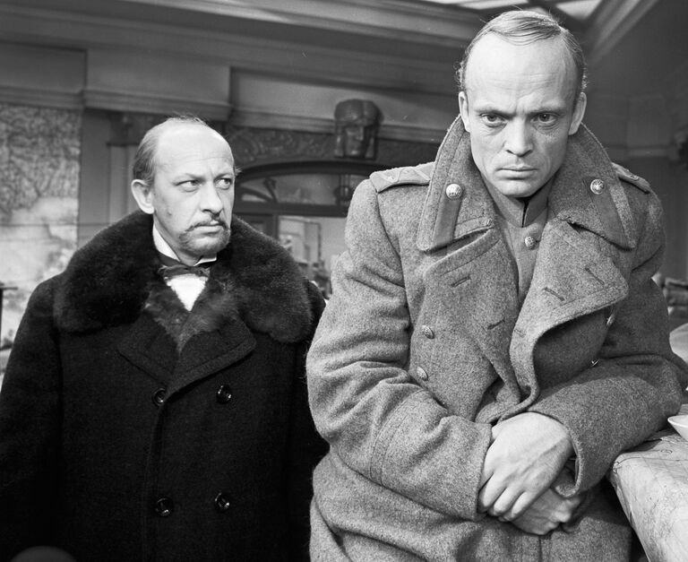 Евгений Евстигнеев (слева) в роли Корзухина, Владислав Дворжецкий в роли Хлудова в фильме Бег