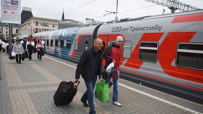 Пассажиры у поезда Россия рейса Москва – Владивосток на перроне Ярославского вокзала в Москве