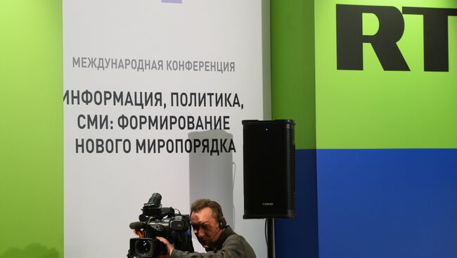 Оператор на съемке конференции RT Информация, политика, СМИ: формирование нового миропорядка