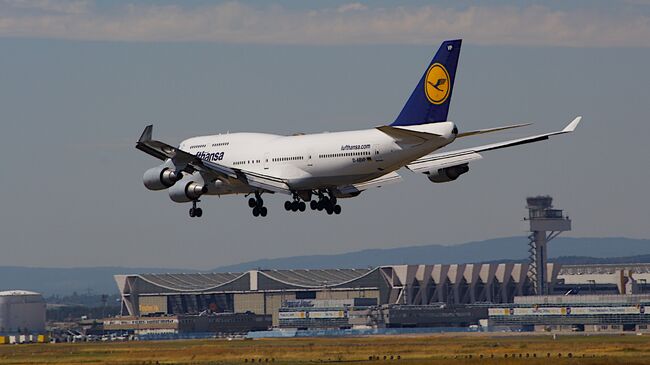 Самолет Boeing 747-400 немецкой авиакомпании Lufthansa в аэропорту Франкфурта, Германия