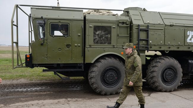 Военнослужащий у оперативного-тактического комплекса Искандер, архивное фото