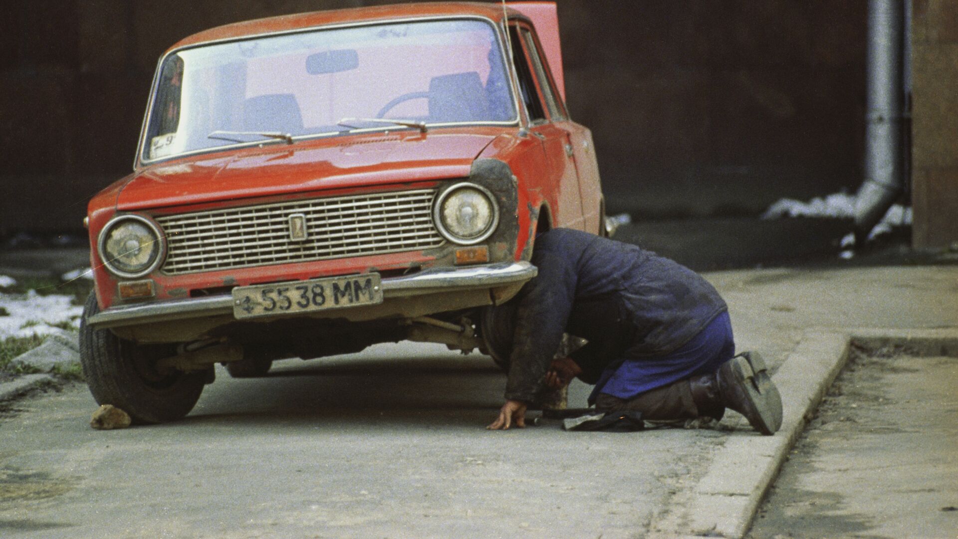 Мужчина ремонтирует старый автомобиль - РИА Новости, 1920, 14.08.2019